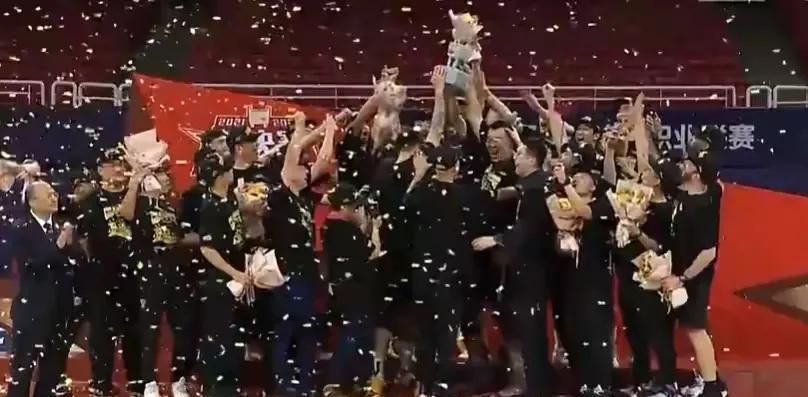 本周四，皇马在伯纳乌的荣誉包厢内邀请媒体参加了俱乐部的圣诞午餐会，本次活动由皇马主席弗洛伦蒂诺主持。