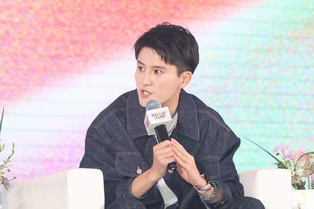 克洛伊听闻这话，崩溃大哭。